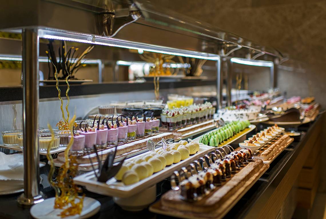 Buffet mit verschiedenen Desserts im Hotelrestaurant des Aska Lara Resort & Spa.