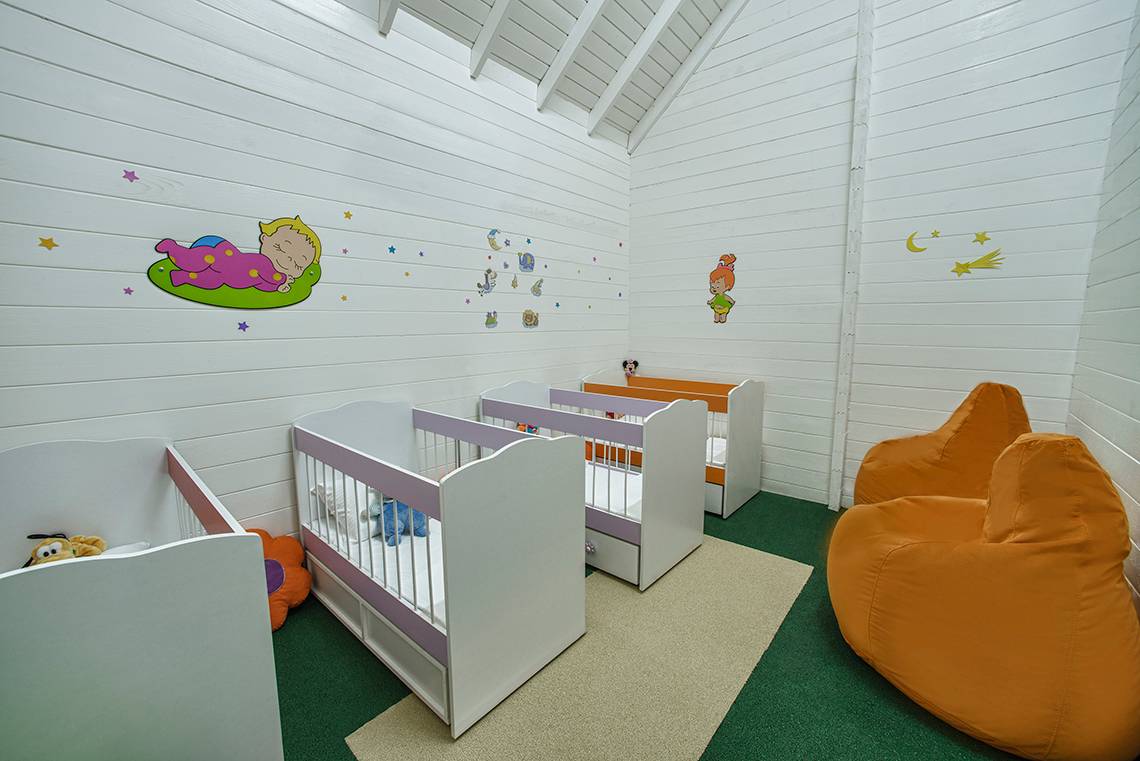 Kinderzimmer mit Babybetten und Sesseln im Aska Lara Resort & Spa