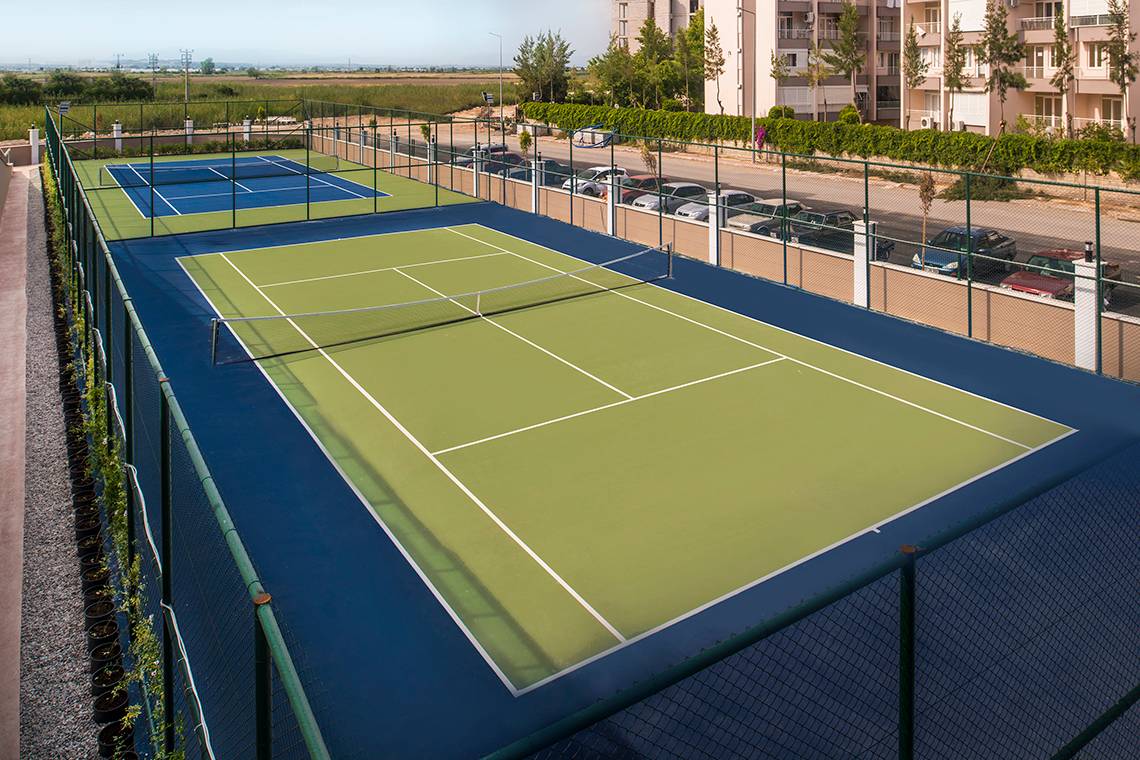 Tennisplatz im Aska Lara Resort & Spa mit Blick auf das Gelände und Parkhäuser