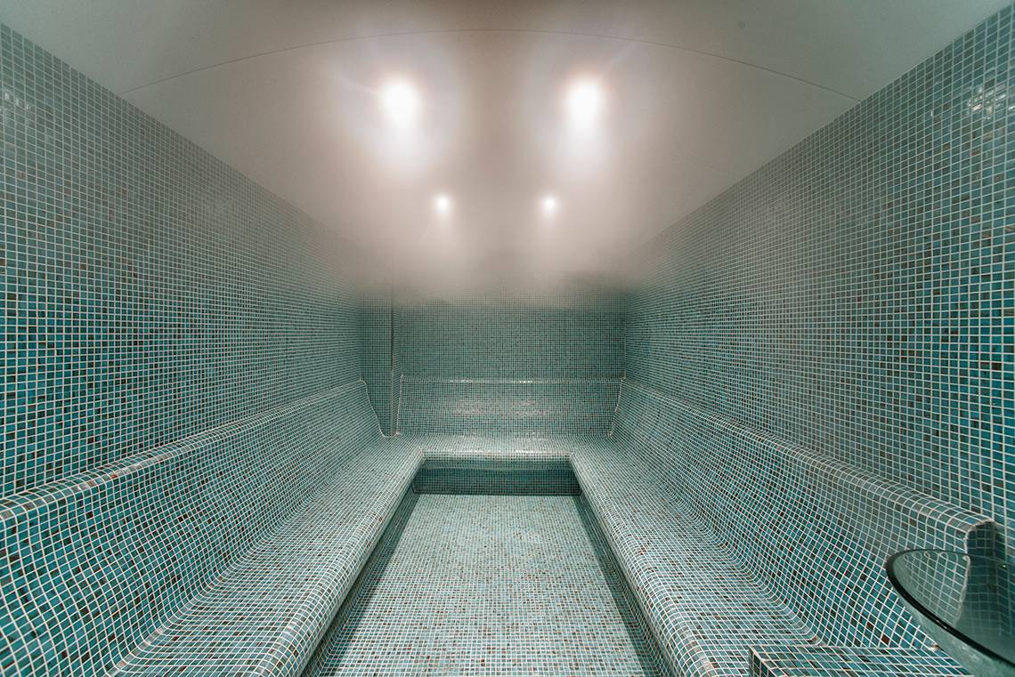 Sauna im Aska Lara Resort & Spa mit blauen Fliesen und Lichteffekten.