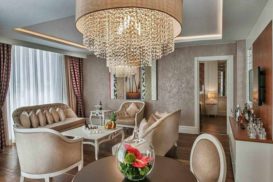 Luxuriöses Hotel-Wohnzimmer mit Couch, Tisch und Lampe