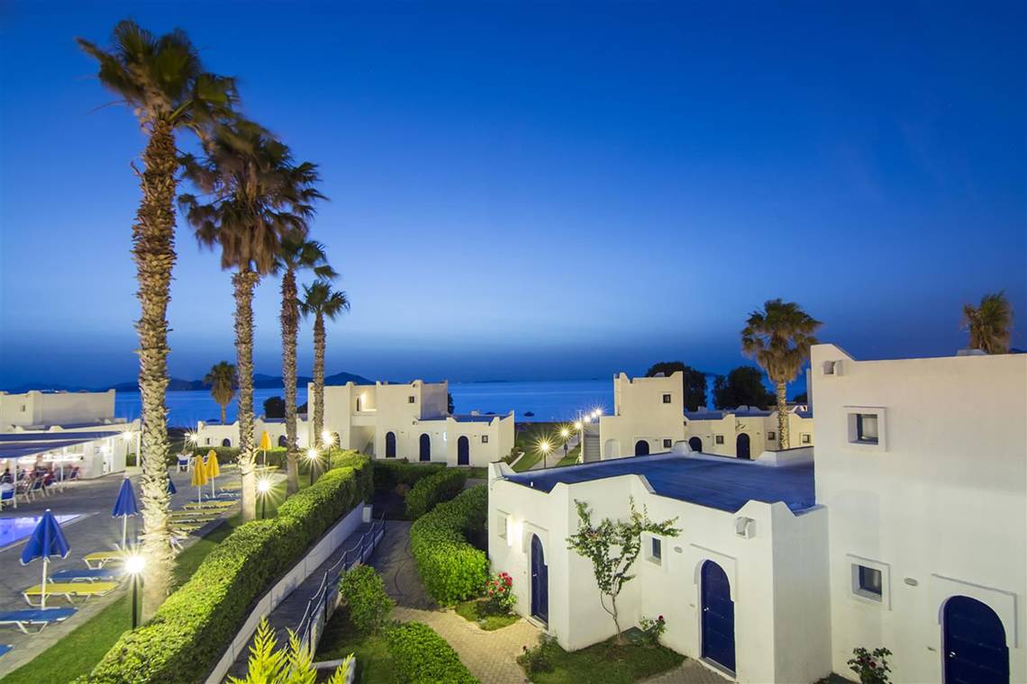 Luftaufnahme des Aeolos Beach Hotel auf Kos mit Blick auf das Meer und die Anlage