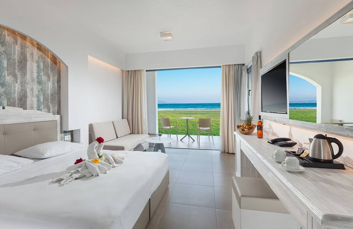 Ein modernes Hotelzimmer im Aeolos Beach Hotel auf Kos mit Blick auf das Meer.