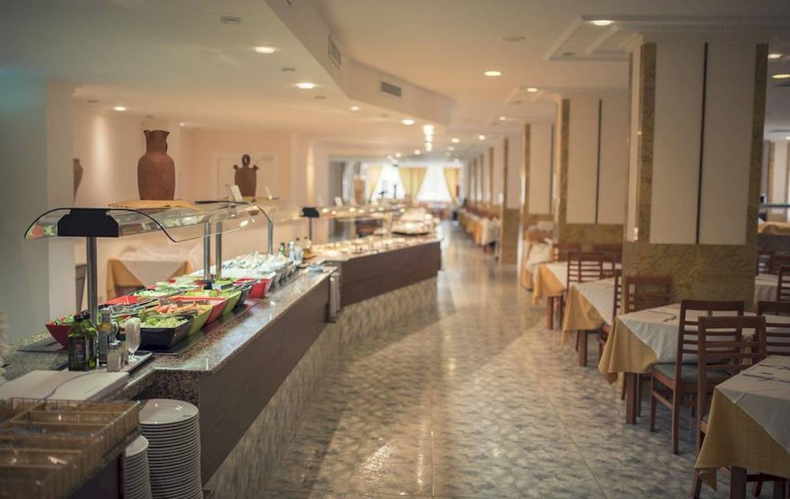 Buffetbereich im Restaurant des Hotels Moon Dreams Coral Beach, mit gedeckten Tischen und bunten Salatbar.