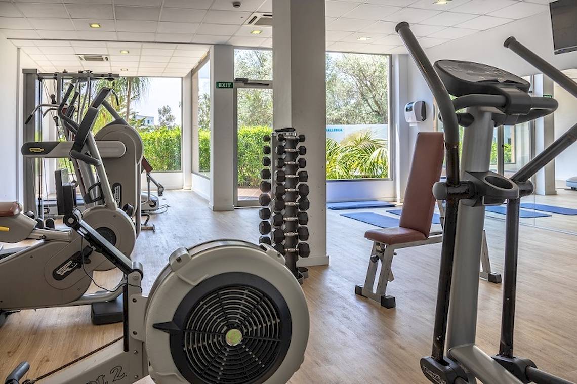 Fitnesscenter im Zafiro Tropic Hotel mit Cardiogeräten und Hanteln.