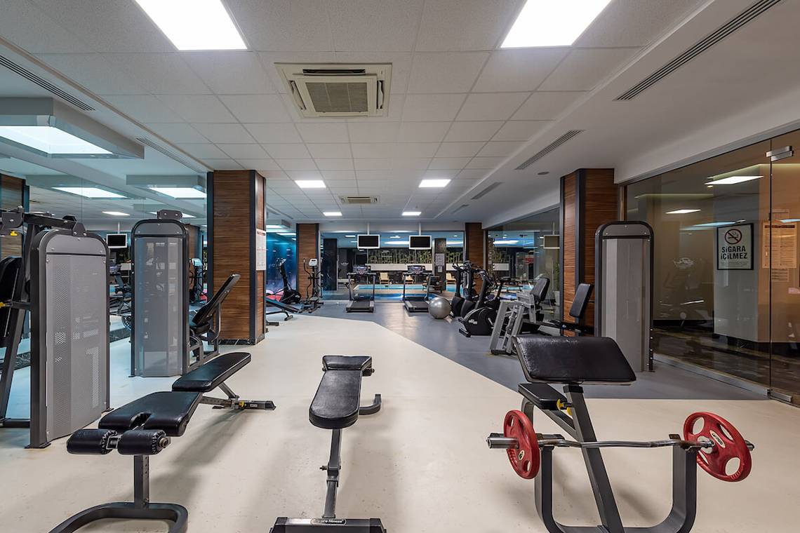 Fitnesscenter im White City Resort mit verschiedenen Trainingsgeräten und einer freien Trainingsfläche.