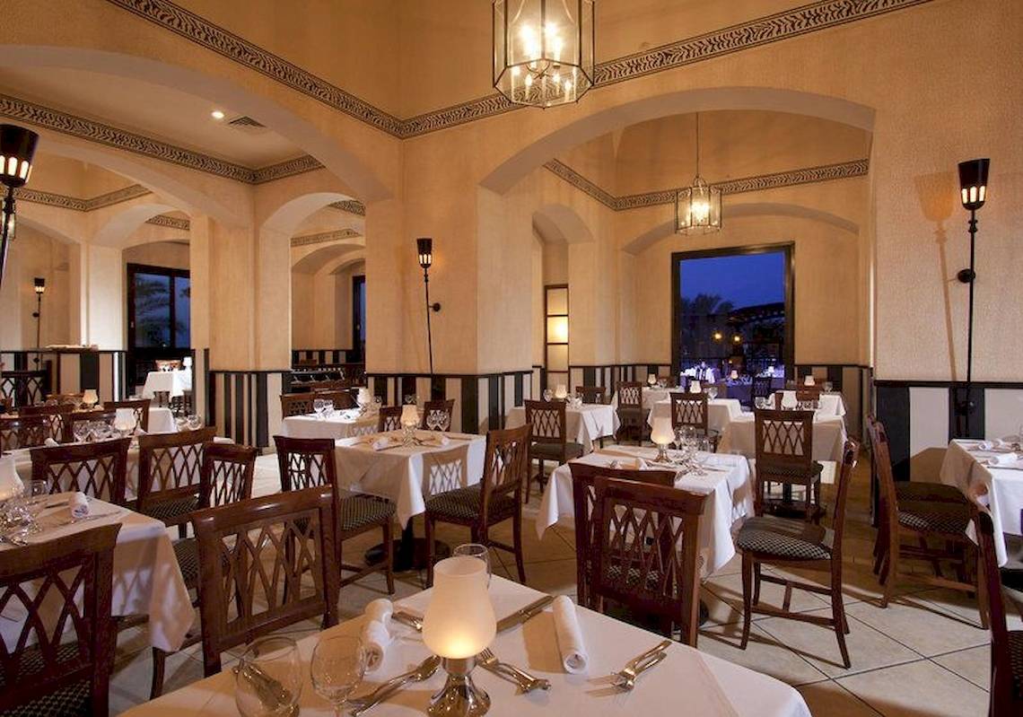 Innenansicht des Jaz Solaya Restaurants mit gedeckten Tischen und hängenden Lampen.