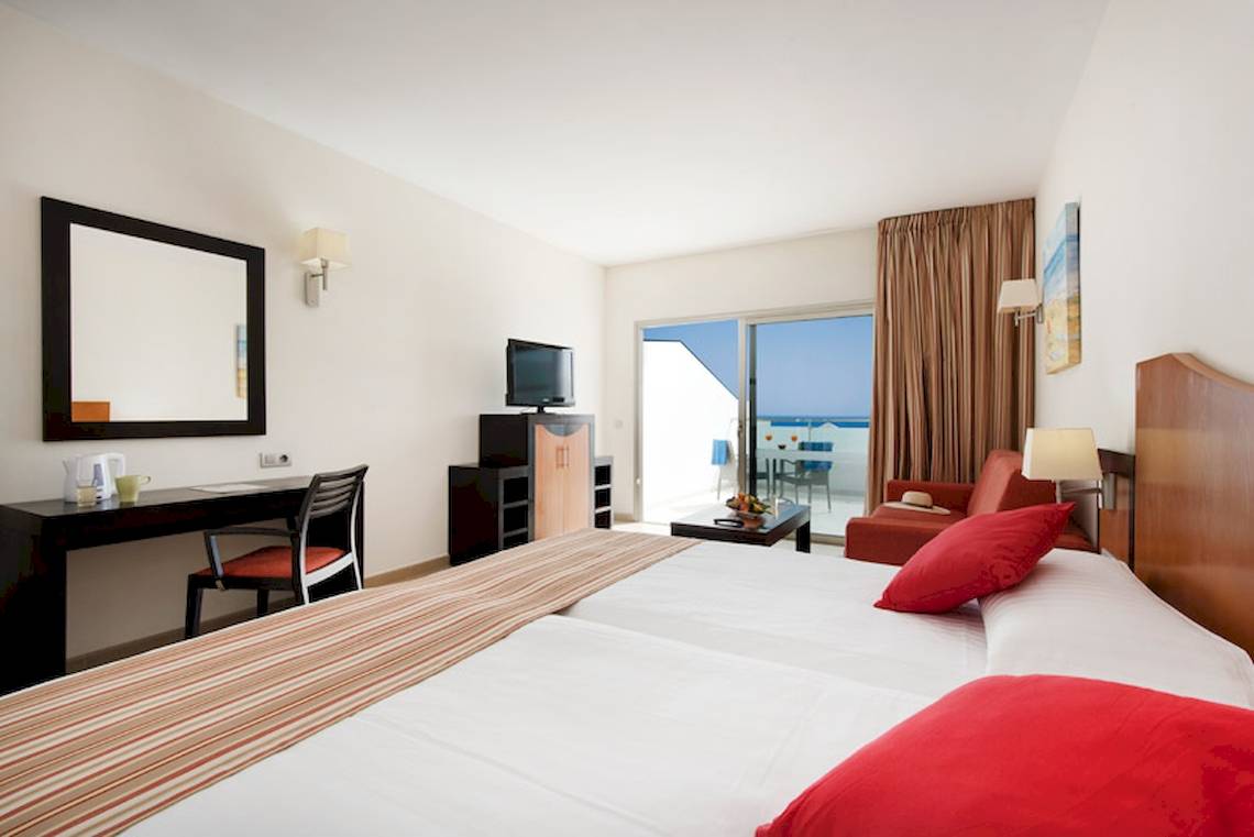 Doppelbettzimmer im Lanzarote Village Hotel mit Meerblick und moderner Einrichtung.