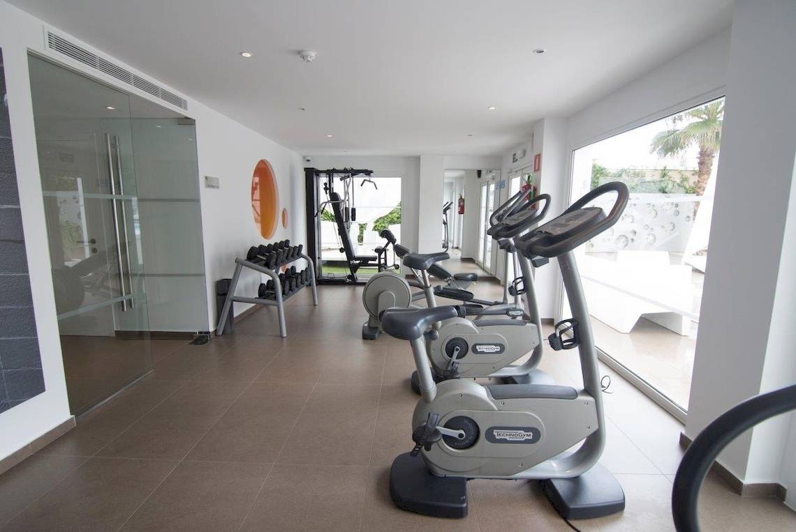 Fitnessstudio im Ibiza Sun Apartments Hotel mit Cardiogeräten und Gewichten.