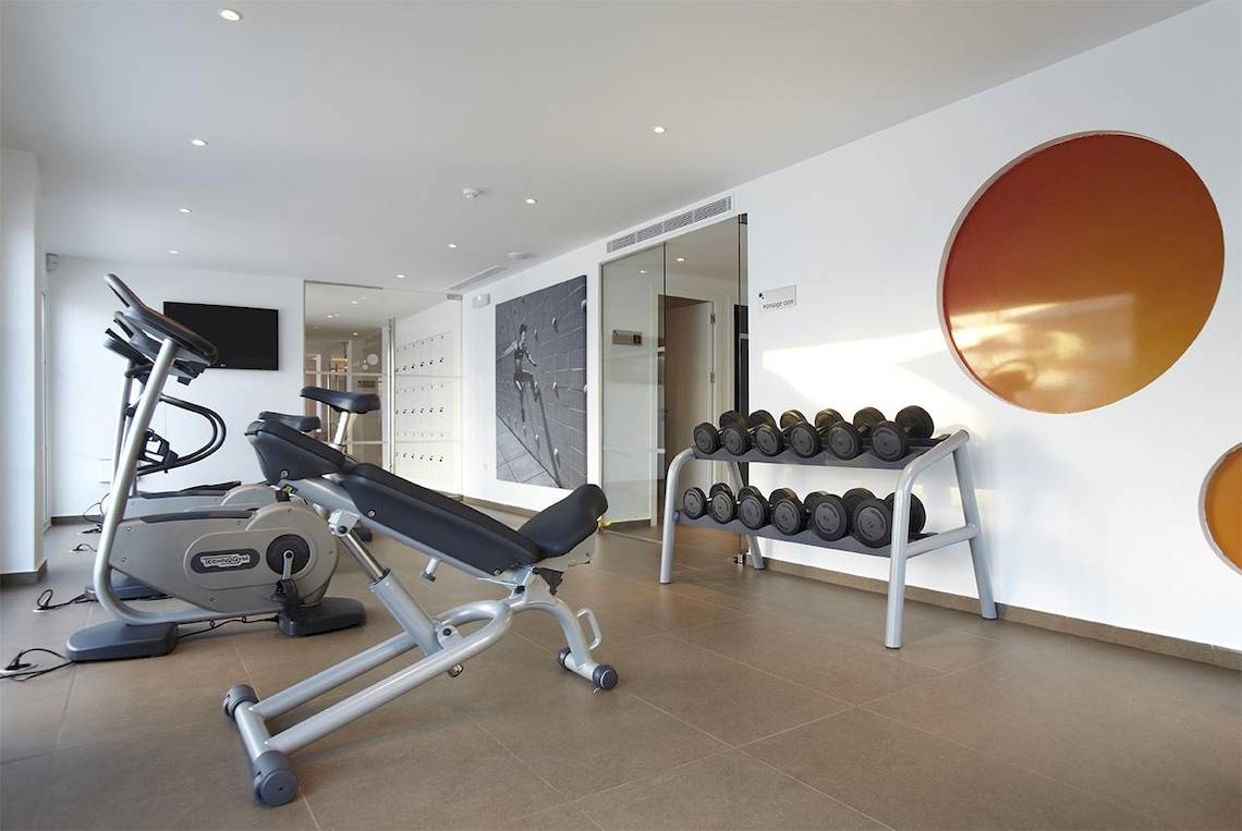 Fitnessraum im Ibiza Sun Apartments Hotel mit Cardiogeräten und Hanteln.