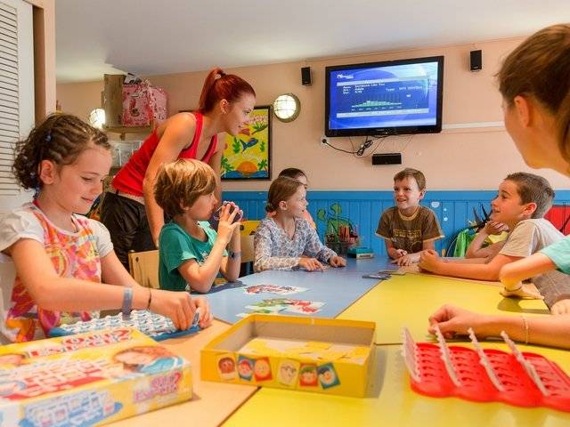 Kinder spielen mit Spielzeug am Tisch im Pierre & Vacances Village Sainte Luce