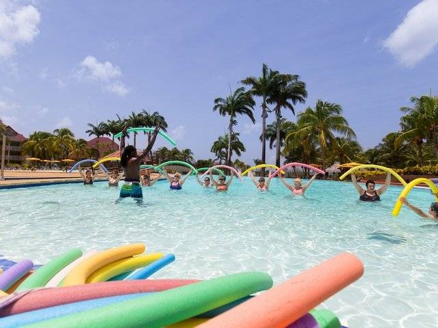 Gruppe von Menschen, die Aquagym im Schwimmbad des Pierre & Vacances Village Sainte Luce machen