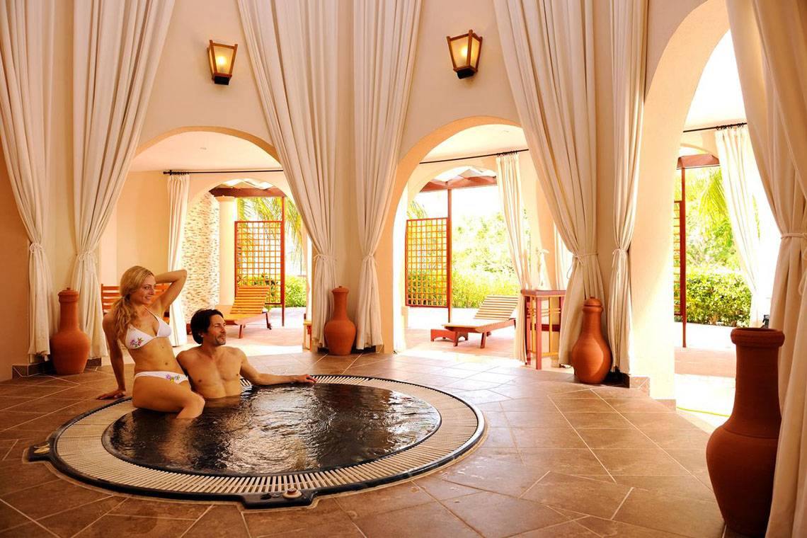 Paar im Wasserbecken im Iberostar Playa Alameda