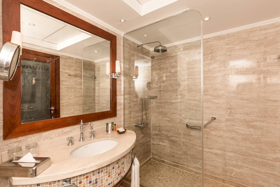 Ein Badezimmer im Hilton Marsa Alam Nubian Resort mit einer Dusche und einem Waschbecken.