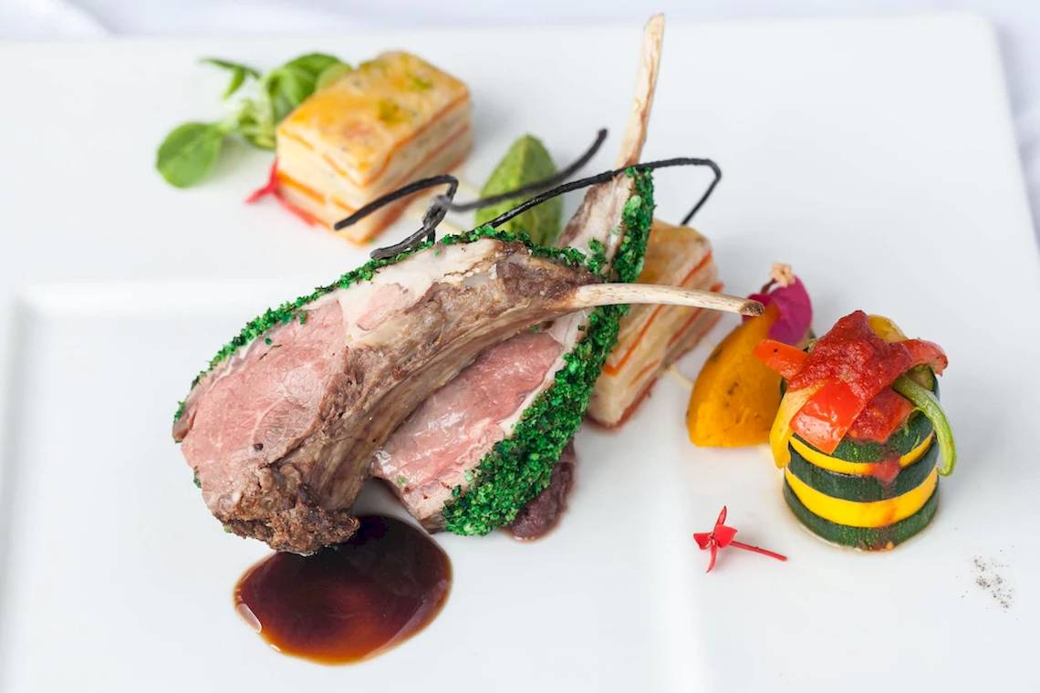 Gegrilltes Lammkarree mit Gemüse im Le Domaine de L'Orangeraie Resort & Spa