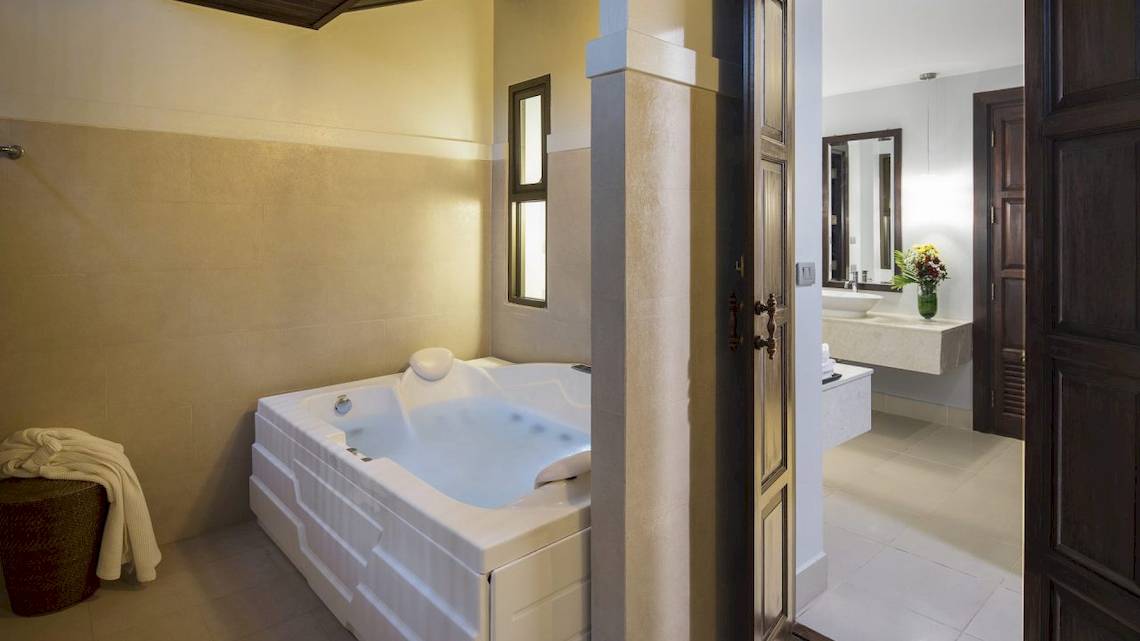 Badezimmer im Anyavee Tubkaek Beach Resort mit Badewanne und offenem Badezimmereingang.