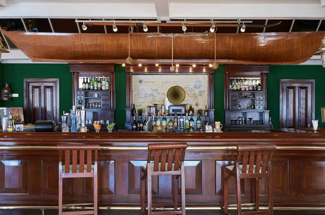 Innenansicht der Bar im Continental Hotel Hurghada mit einer Holztheke und grünen Wänden.