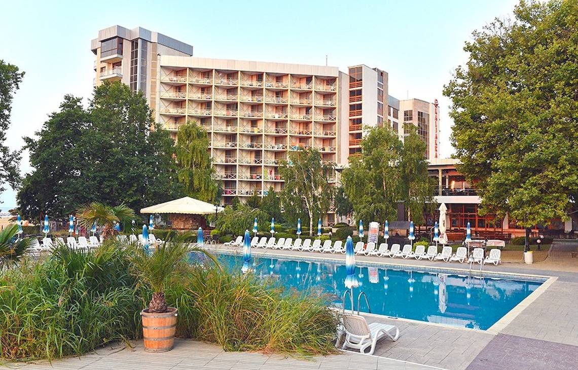 Außenbereich des Kaliakra Beach Hotels mit Swimmingpool, Sonnenliegen und Bäumen