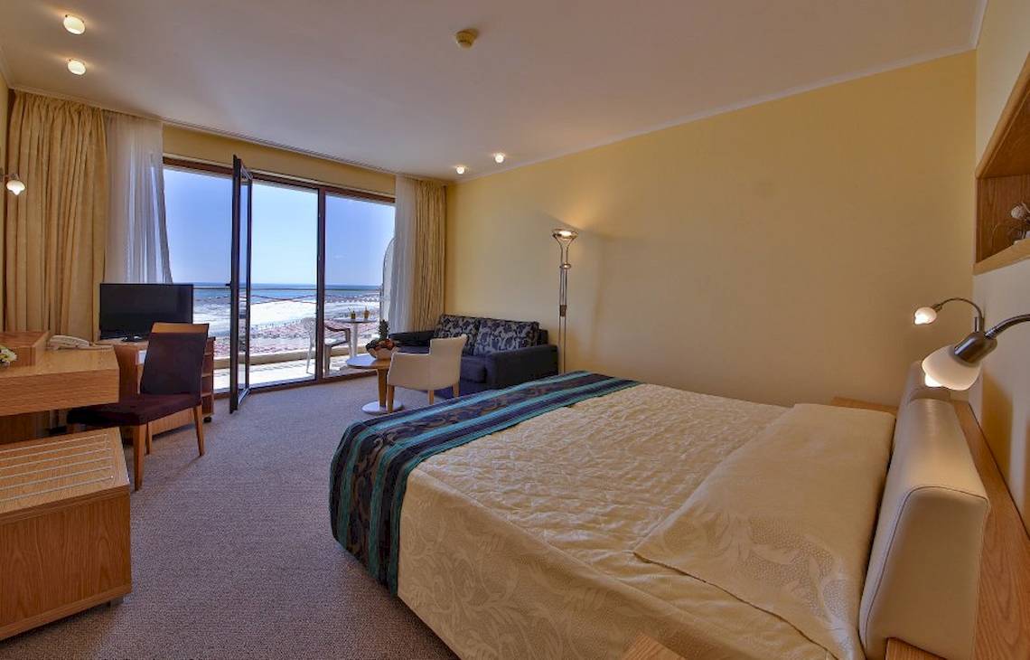 Zimmer im Kaliakra Beach Hotel mit Blick auf das Meer und einen Balkon.