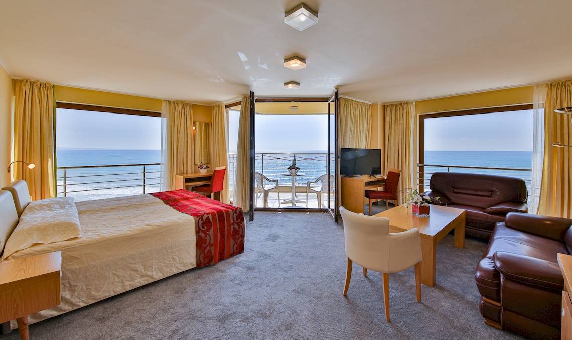 Kaliakra Beach Hotel Zimmer mit Meerblick, Bett, Schreibtisch, Fernseher und Balkon.