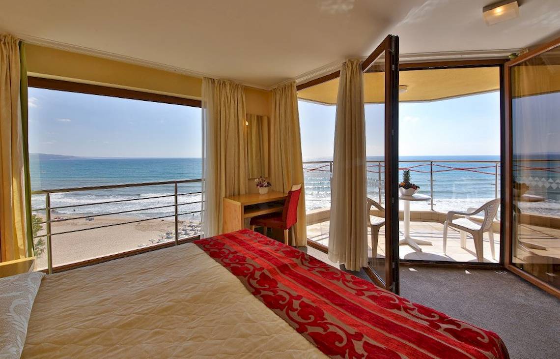 Zimmer im Kaliakra Beach Hotel mit Blick auf das Meer und den Balkon.