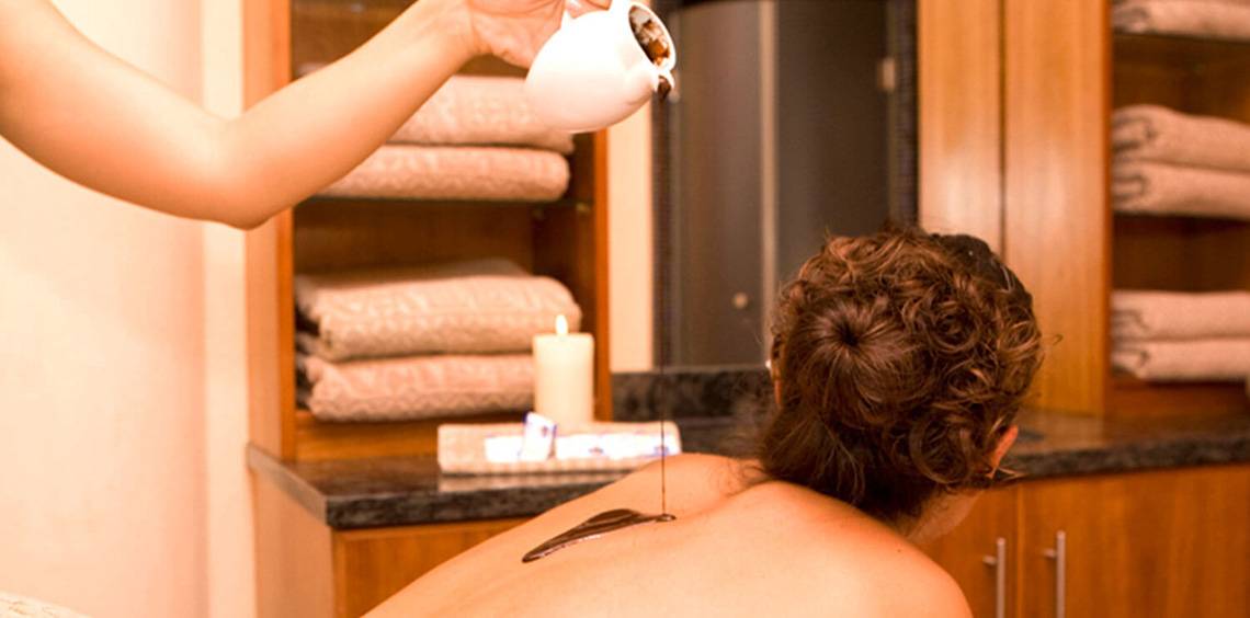 Eine Person erhält eine Massage im Wellnessbereich des Lopesan Costa Meloneras Resort & Spa.