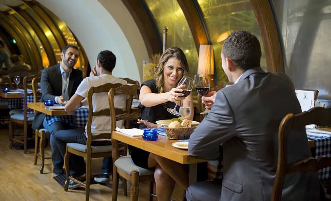 Gäste des Millennium Plaza Downtown Hotels beim Abendessen im Restaurant.