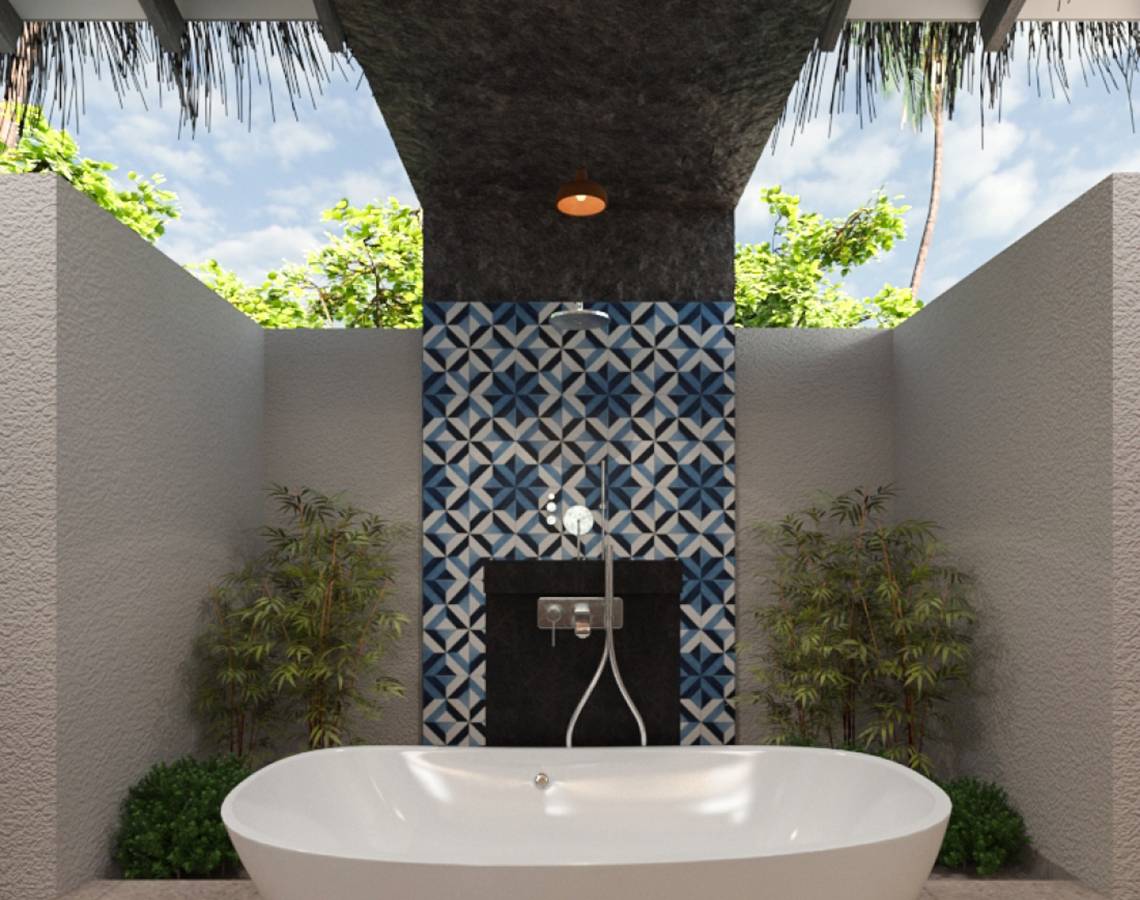 Dusche im You & Me Maldives Hotel mit blauem Muster an der Wand und Pflanzen.