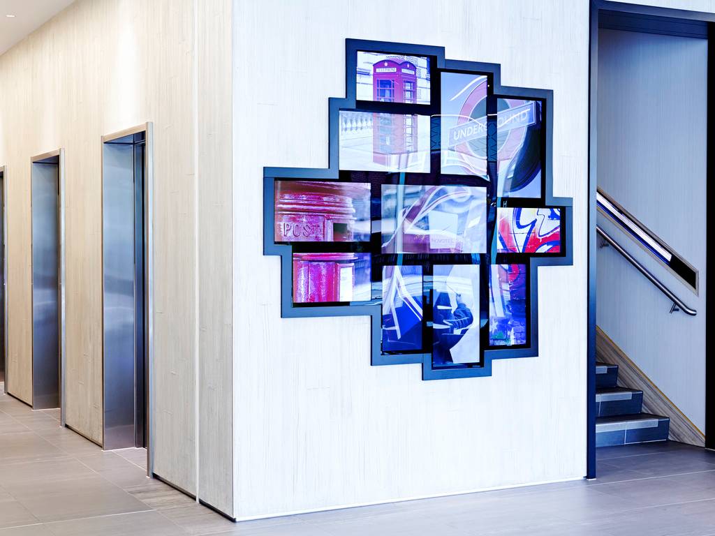 Wand mit London Bildern im Novotel London Blackfriars Hotel