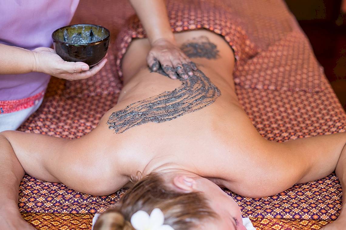 Eine Frau im Khao Lak Laguna Resort erhält eine Massage.