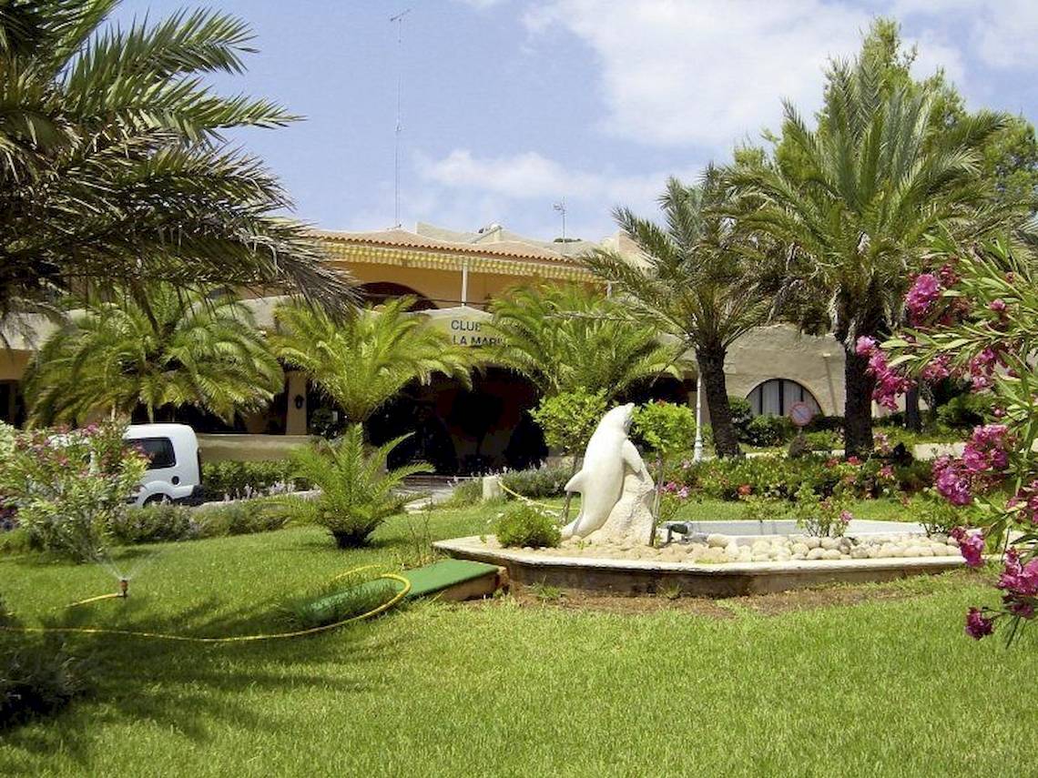 Foto des Vorgartens des Marble Stella Maris Ibiza Hotels mit einer weißen Statue und einem geparkten Auto.
