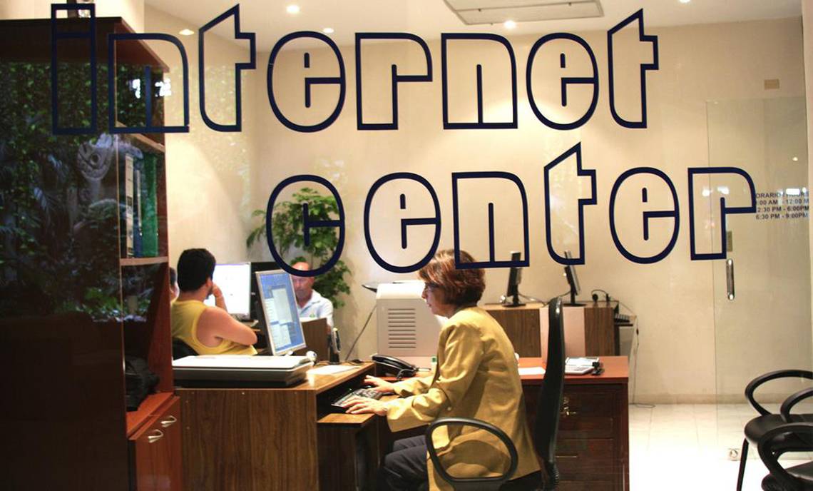 Einige Personen arbeiten im Internetzentrum des Melia Varadero Hotels.