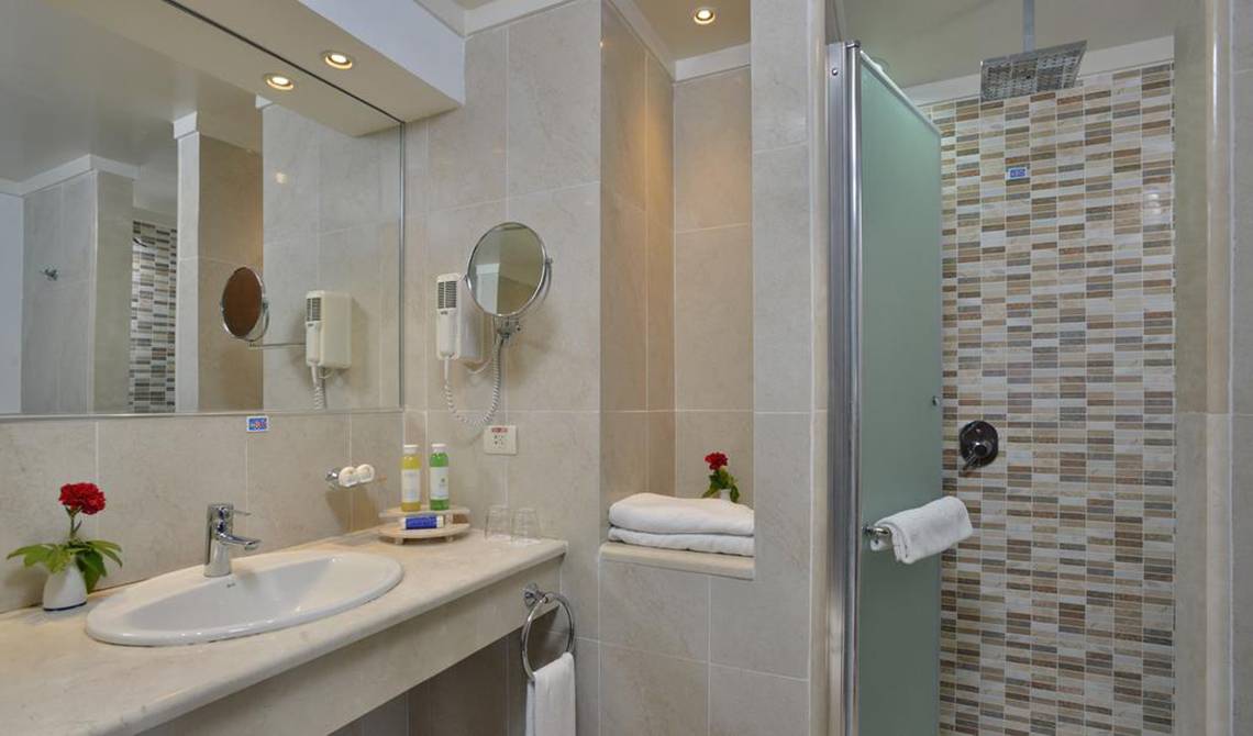 Badezimmer im Melia Varadero Hotel mit Waschbecken, Spiegel und Dusche