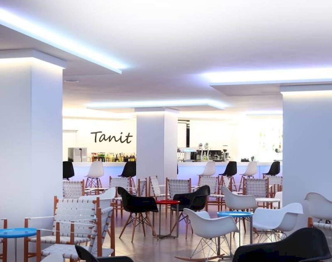 Innenbereich des Sandos El Greco Beach Hotels mit dem Namen Tanit auf einer Wand