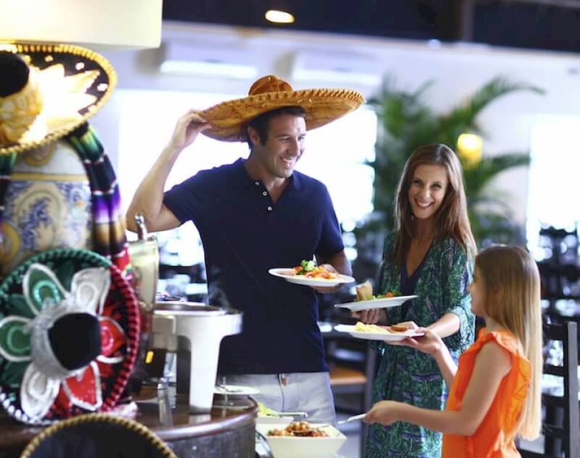 Familie am Buffet im Sandos Caracol Eco Resort