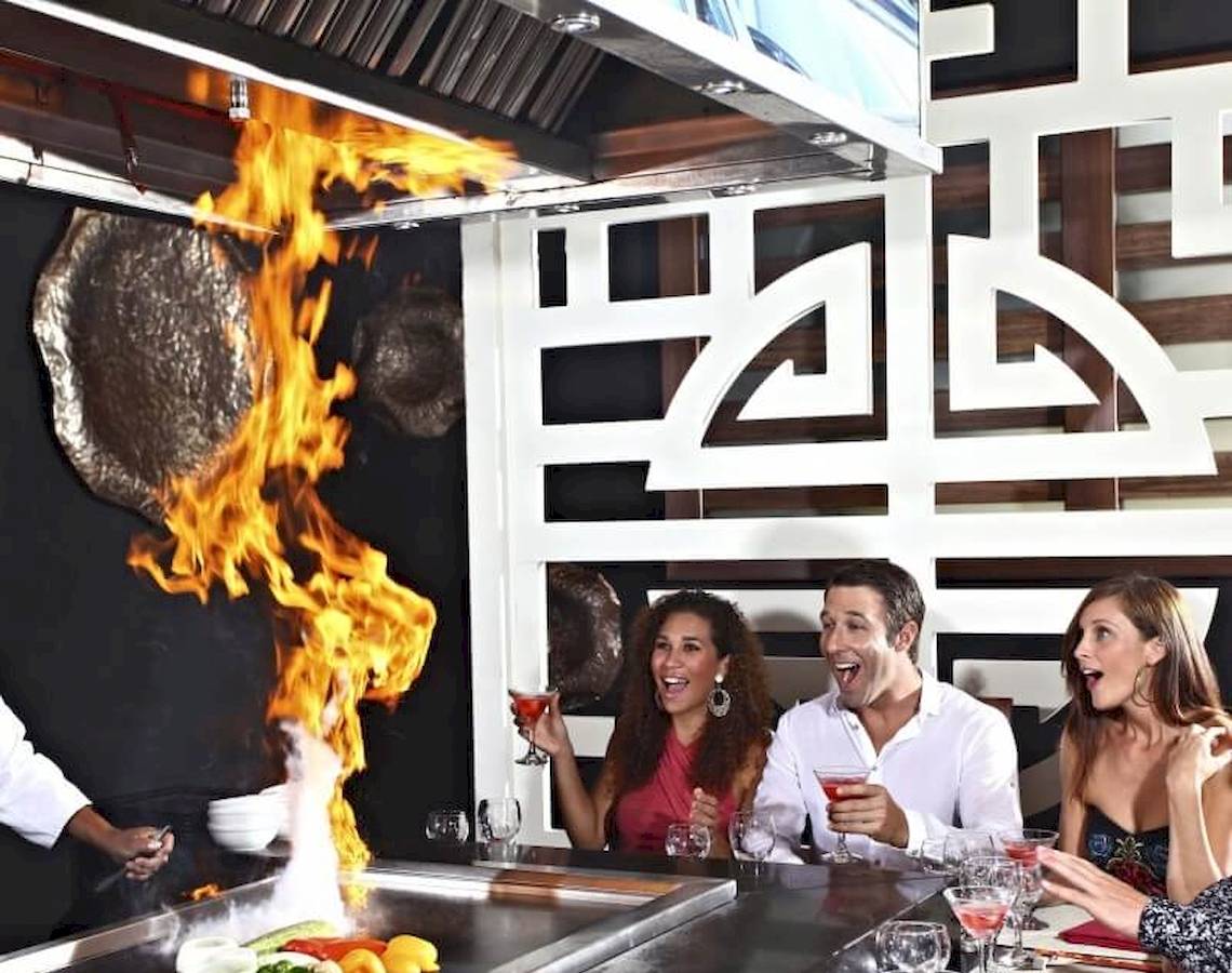 Sandos Caracol Eco Resort Grill-Tisch mit kochender Flamme und Gästen