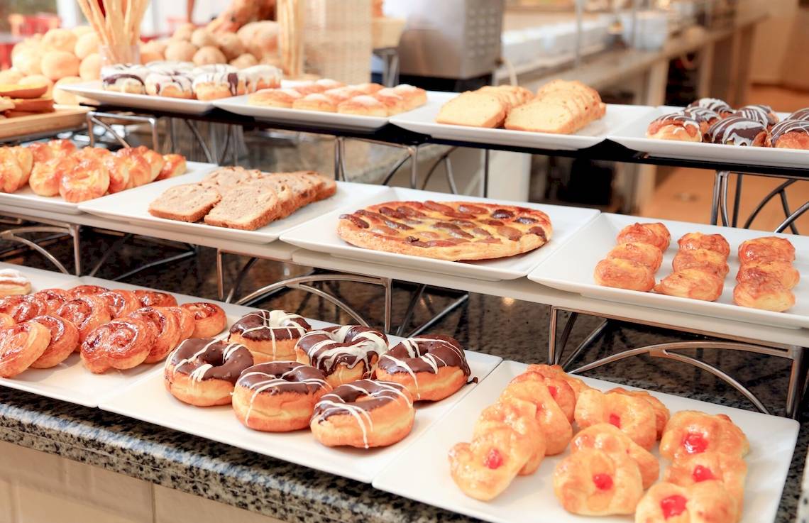 Frühstücksbuffet im LABRANDA Royal Makadi Hotel mit verschiedenen Gebäcksorten.