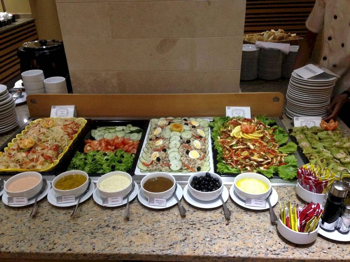 Buffet im Agua Hotels Sal Vila Verde mit verschiedenen Salaten und Saucen.