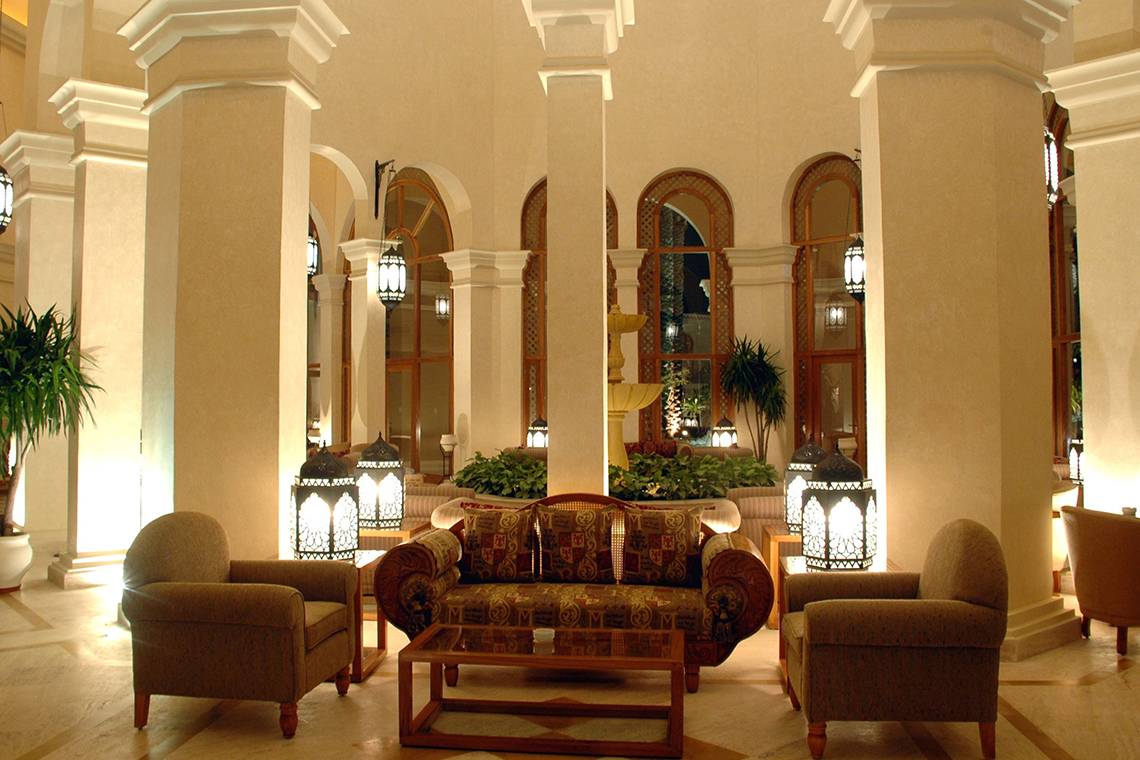 Lobby im Ghazala Gardens Hotel mit Sofa, Sesseln, Lampen und Pflanzen