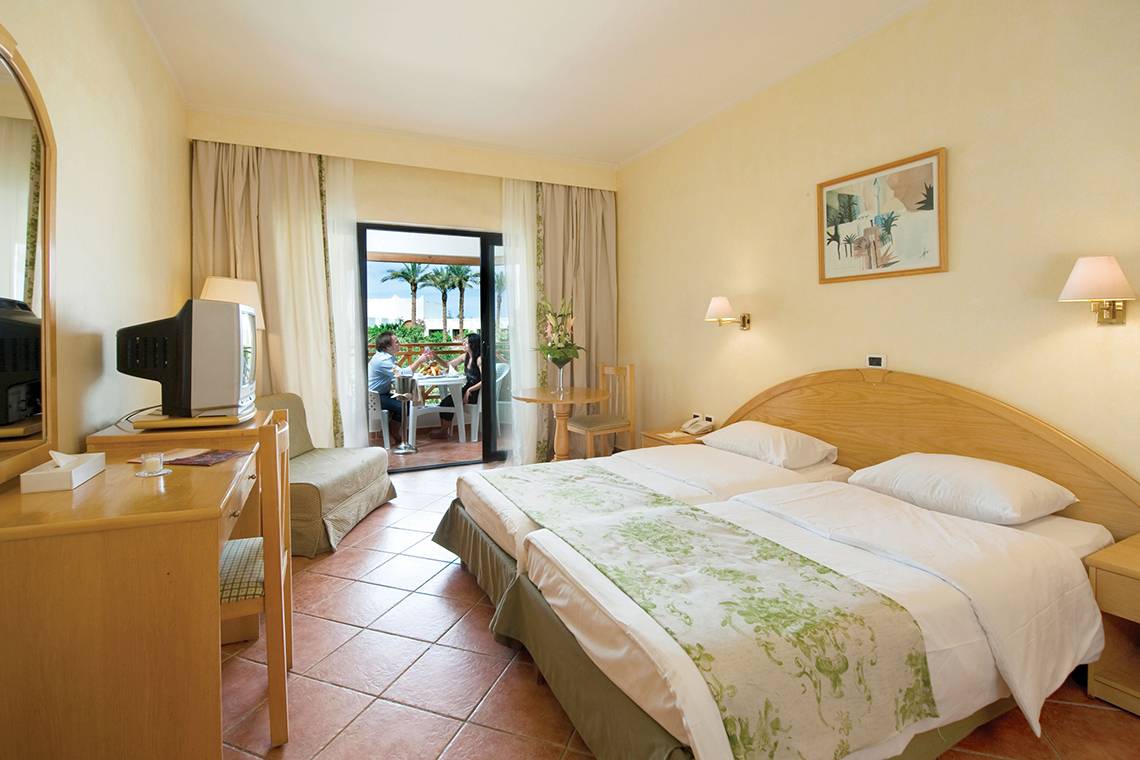 Doppelzimmer mit Terrasse im Ghazala Gardens Hotel, mit Blick auf die Palmen.