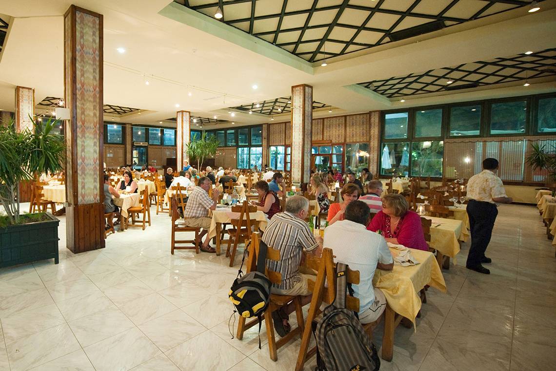 Gäste essen im Innenbereich des Ghazala Gardens Hotels im Restaurant