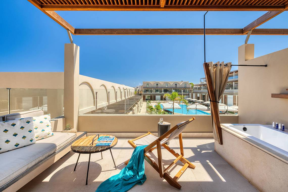 Außenbereich des Domes Noruz Chania Autograph Collection mit Blick auf den Pool.