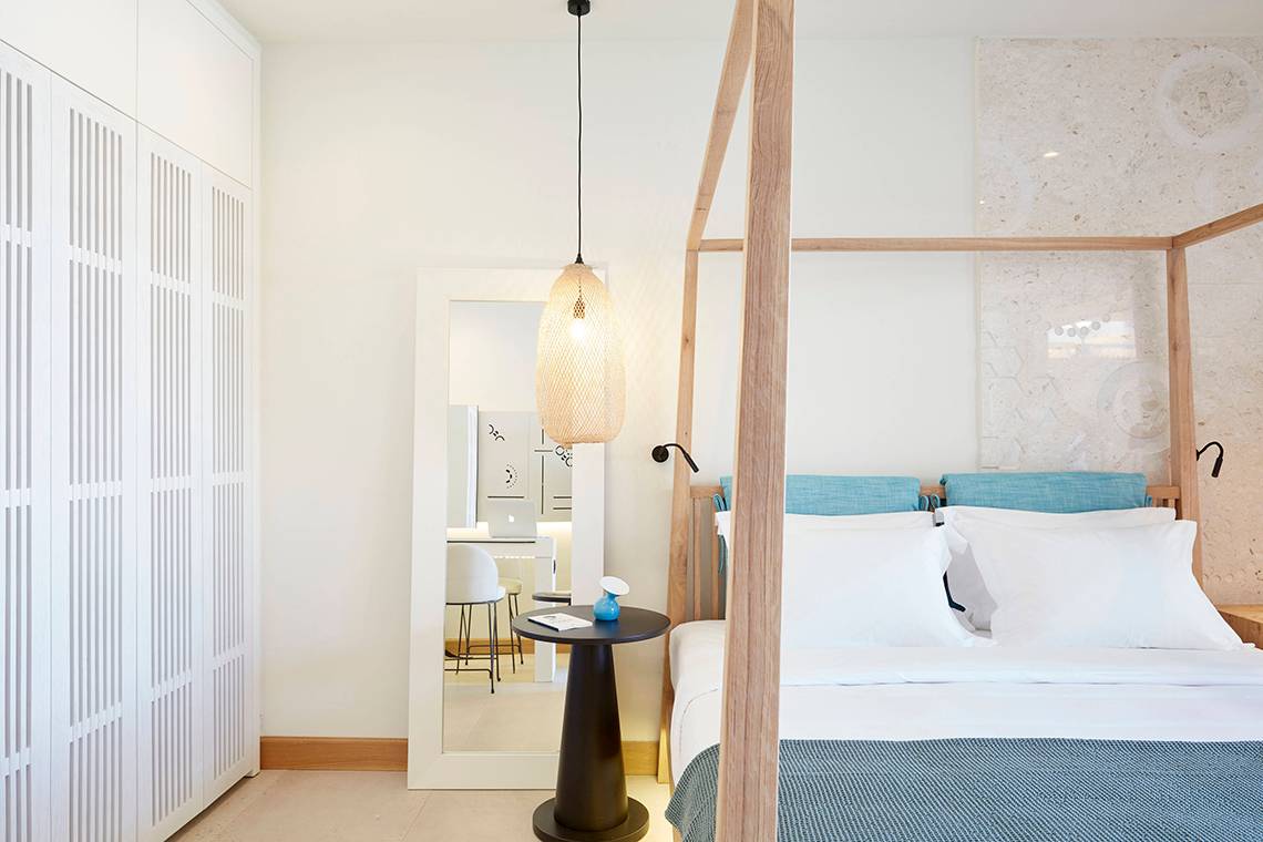 Schlafzimmer im Domes Noruz Chania, Autograph Collection mit vierposterbett, nachttisch und spiegel