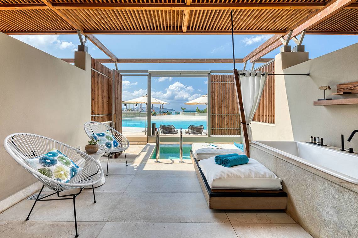 Terrasse des Domes Noruz Chania Autograph Collection mit Blick auf einen Pool.