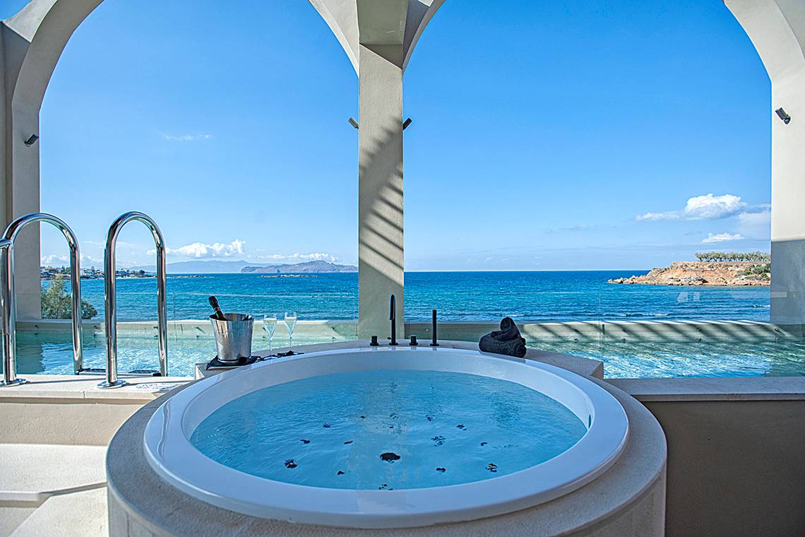Außenpool mit Meerblick im Domes Noruz Chania, Autograph Collection