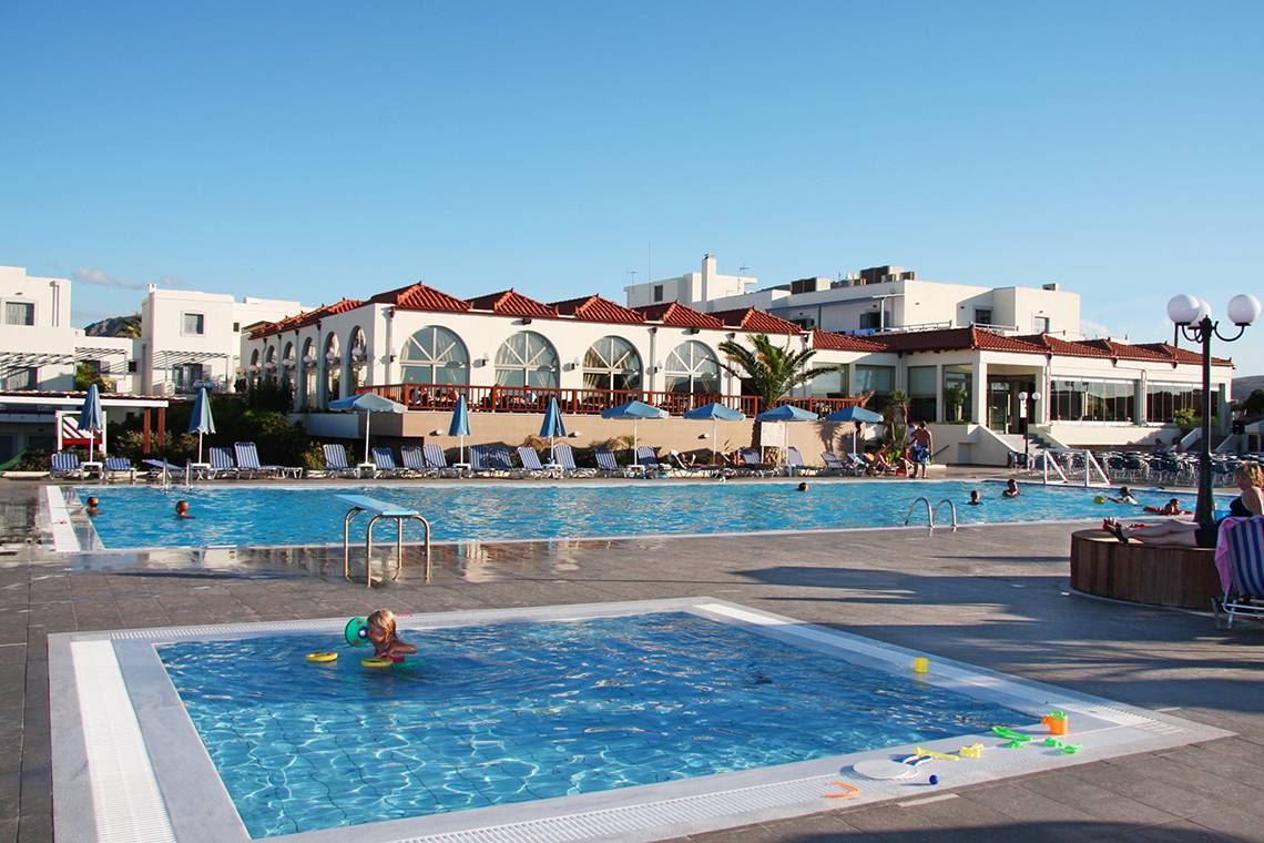 Außenpools des Europa Beach Hotel & Spa mit Sonnenschirmen und Liegestühlen