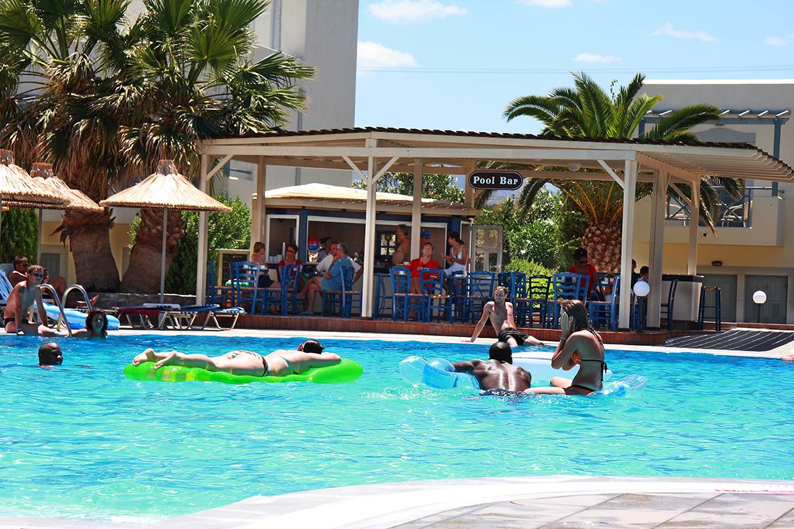 Gäste entspannen sich an der Pool-Bar des Europa Beach Hotel & Spa.