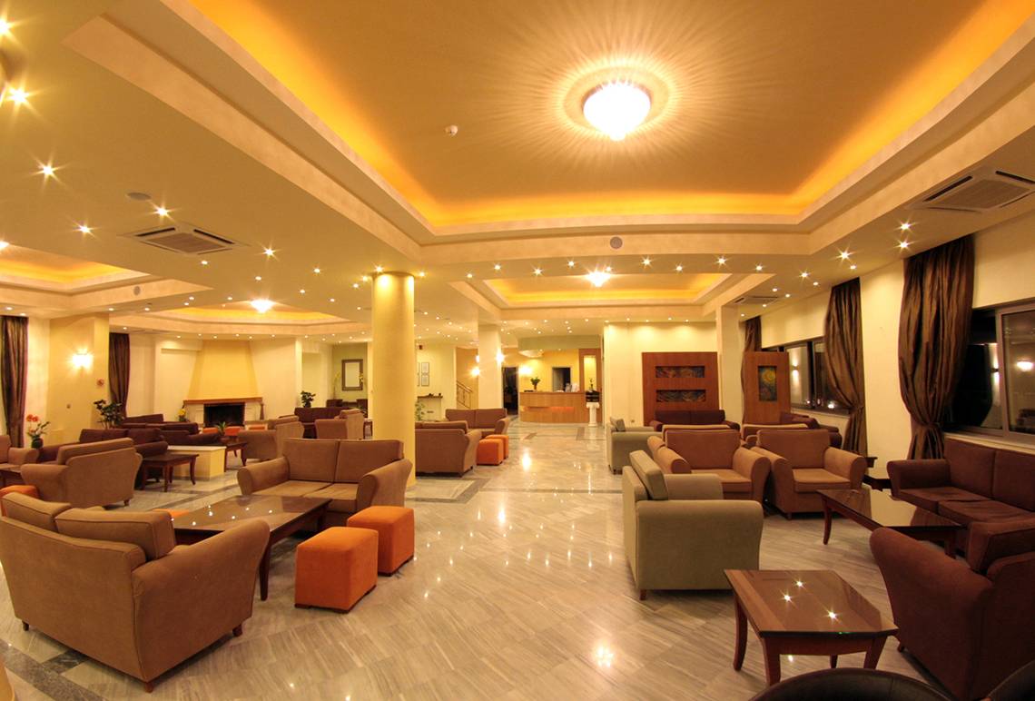 Lobby des Europa Beach Hotel & Spa mit vielen Sofas und Tischen.