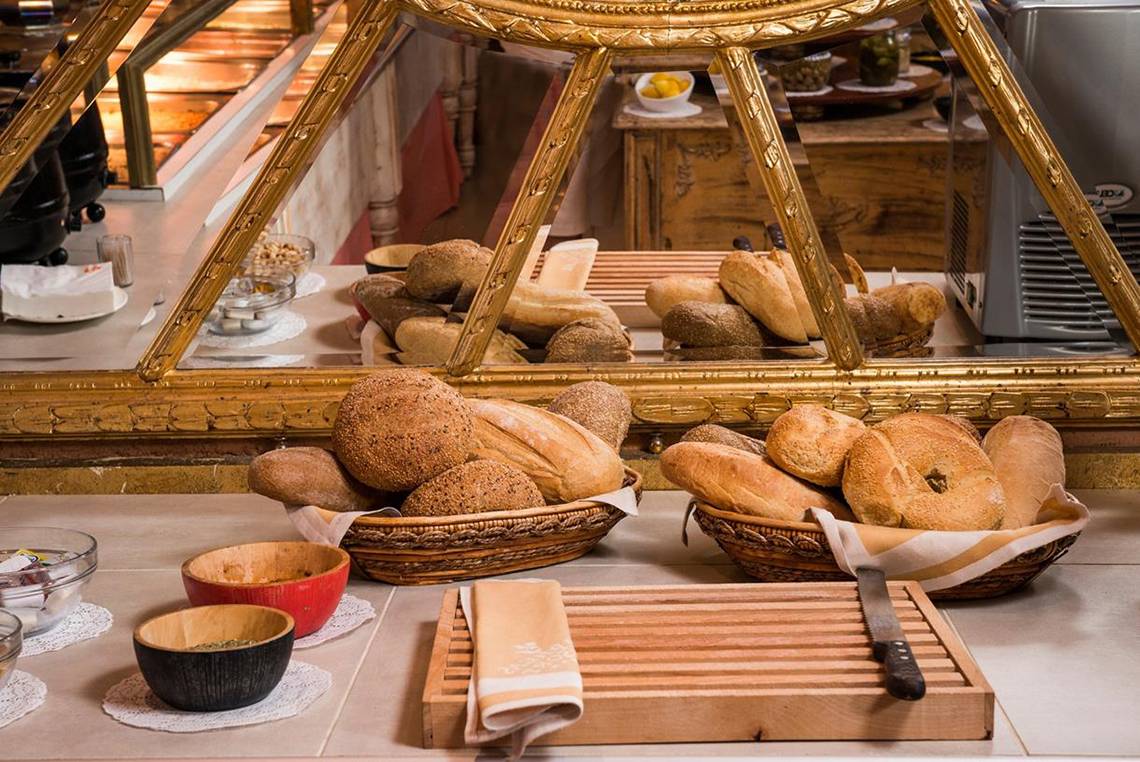 Brote in Körben vor einem Spiegel in einer Bäckerei