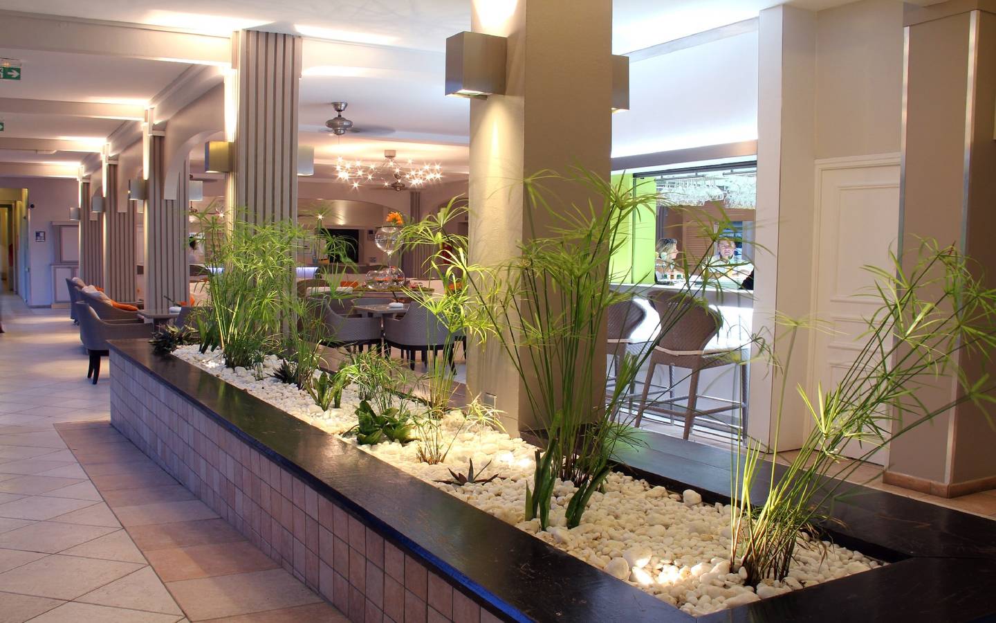 Innenansicht des La Pagerie - Tropical Garden Hotel mit Pflanzen und Möbeln.